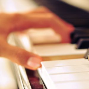 玩弄亲女裸睡的小嫩
